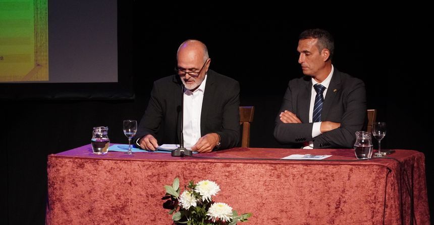 José Pérez Dorta leyendo el pregón en presencia del alcalde de Haría, Alfredo Villalba