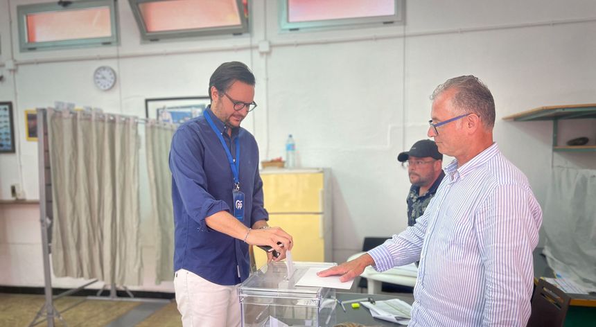 El senador Sergio Ramos, recuperado después del susto que dio hace unos días, votando este domingo en su colegio electoral