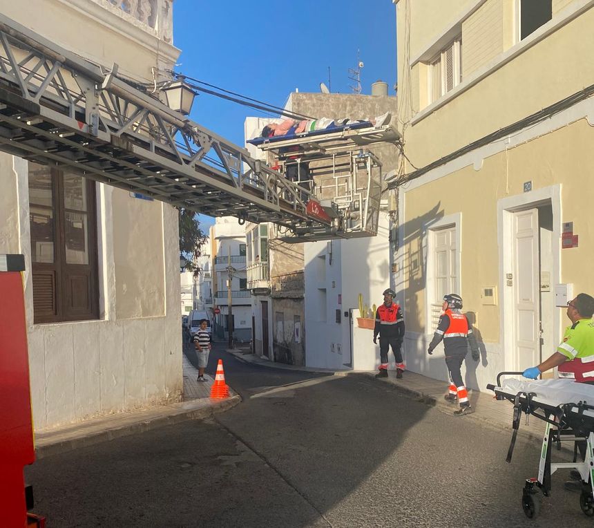 Los bomberos y los sanitarios atentos a que la compleja maniobra salga exactamente como establece el protocolo de actuación.