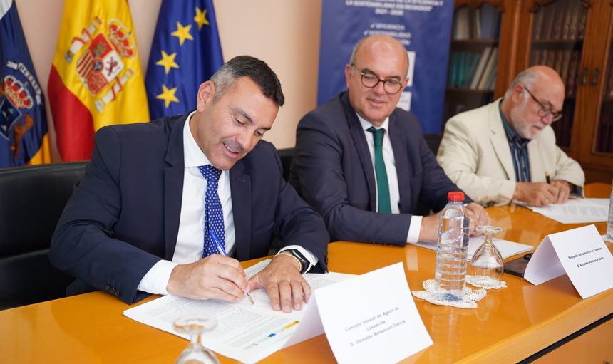 Oswaldo Betancort en el momento de la firma del convenio.