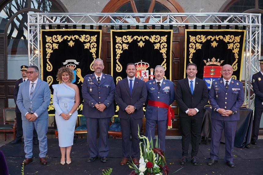 los honores institucionales aprobados por el pleno al Mando Aéreo de Canarias, al Aeródromo Militar de Lanzarote y al EVA 22 . Autoridades y representantes militares distinguidos con honores