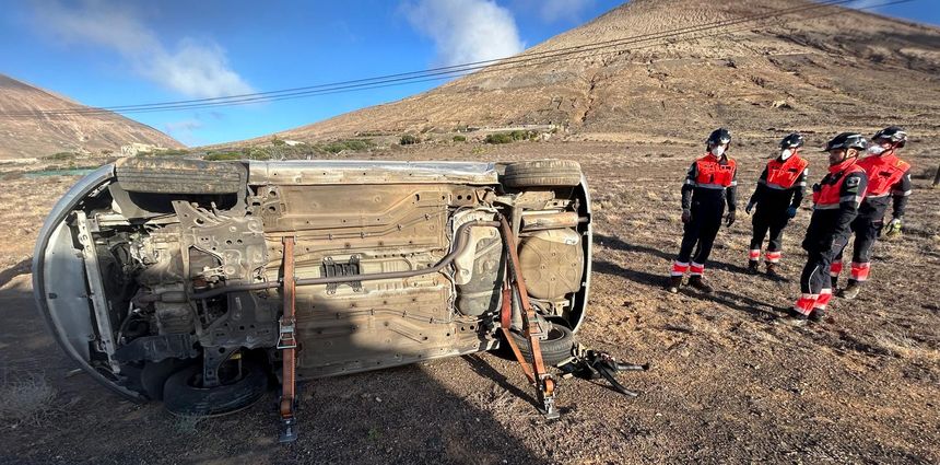 Los bomberos tuvieron que intervenir para excarcelar a los accidentados y para estabilizar el vehículo.