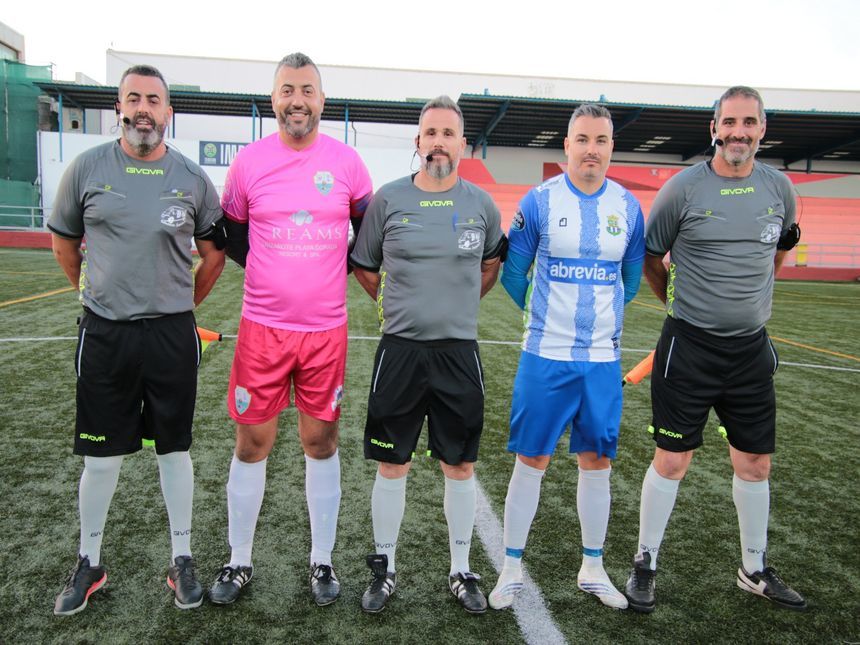 El trío arbitral con los capitanes de los dos equipos.