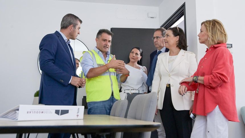 Un técnico explicando a Domínguez cómo se desarrolla el proceso de montaje de los módulos