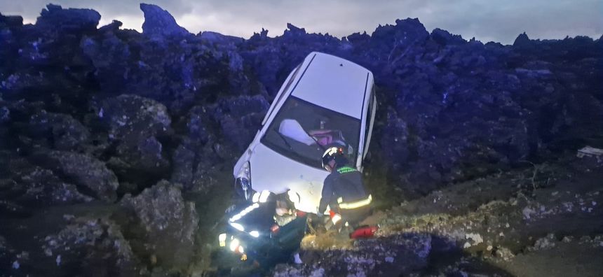 Los bomberos analizando la situación del vehículo