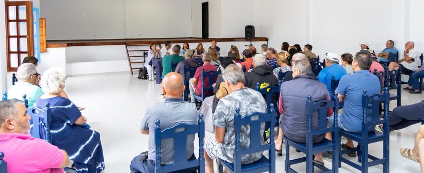 Los vecinos acudieron a la reunión para saber de primera mano qué van a hacer los políticos locales para defenderlos ante esta situación tan grave