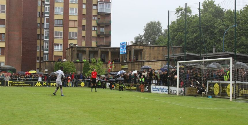 Imagen de uno de los penaltis decisivos lanzados por los jugadores del Yaiza en una tanda más que emocionante
