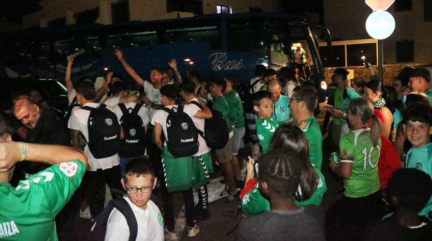 Imagen de la llegada de los jugadores de madrugada a Uga