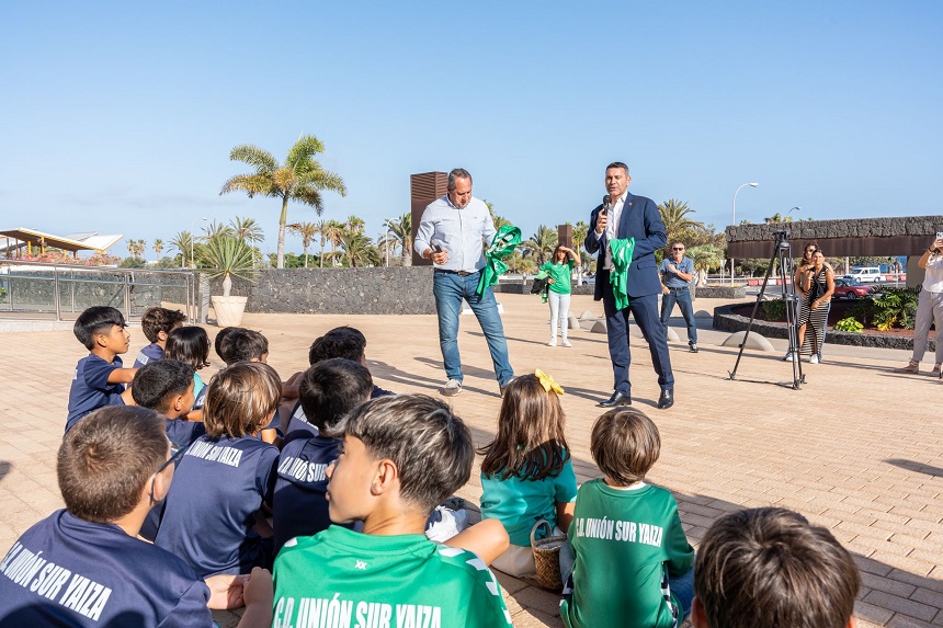 El presidente del Cabildo y el consejero de Deportes hablando a los más pequeños de la cantera del Unión Sur Yaiza.