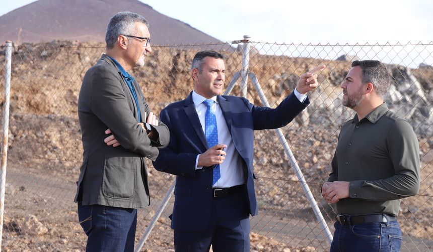 El consejero de Bienestar Social y el de Obras Públicas con el presidente del Cabildo.