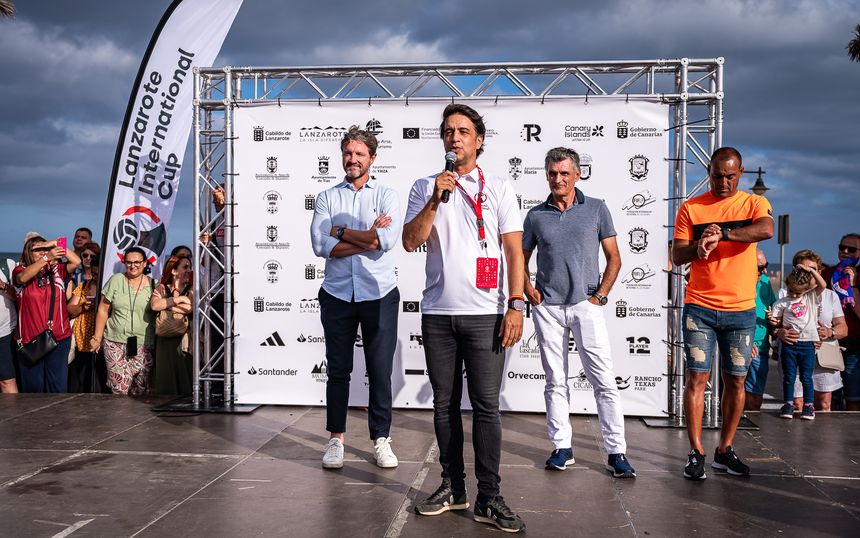 Pedro Cabrera, organizador, junto a futbolistas