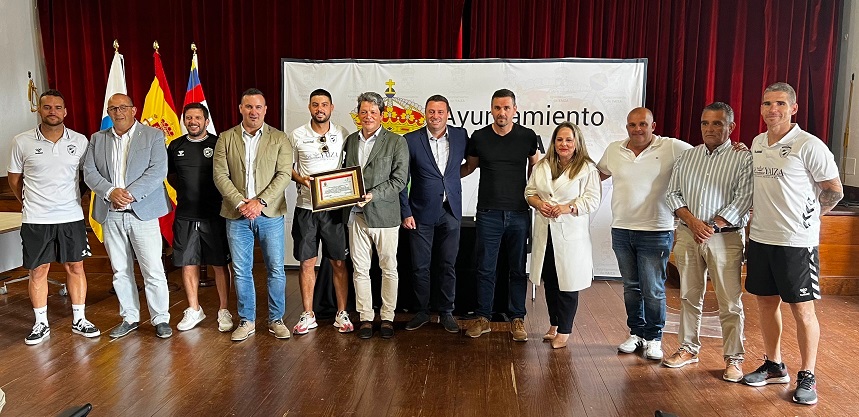 Autoridades junto a representantes del club