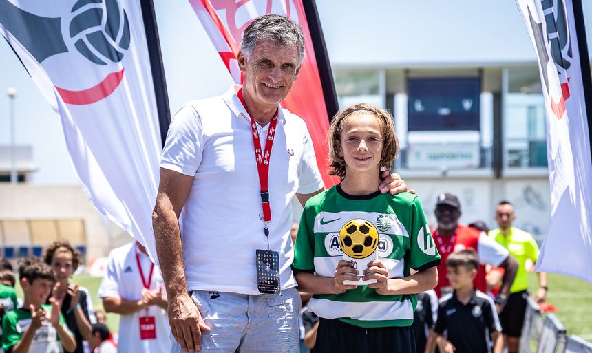 El mejor jugador alevín con José Luis Mendilíbar
