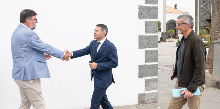 Isidro Pérez recibiendo al presidente del Cabildo y al consejero de Bienestar Social