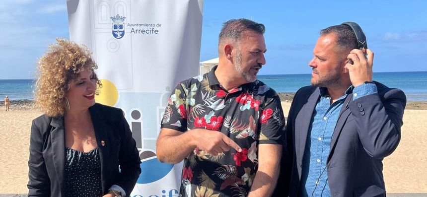 El alcalde escuchando las explicaciones técnicas sobre el evento.
