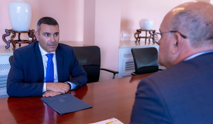 Oswaldo Betancort comentando los problemas que se ha encontrado y que dependen del Ejecutivo que preside el socialista Pedro Sánchez