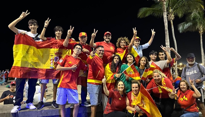 El alcalde de Arrecife, junto a la concejala de Turismo, varios ediles del grupo de Gobierno, y aficionados que disfrutaron anoche con el pase de España a la final.