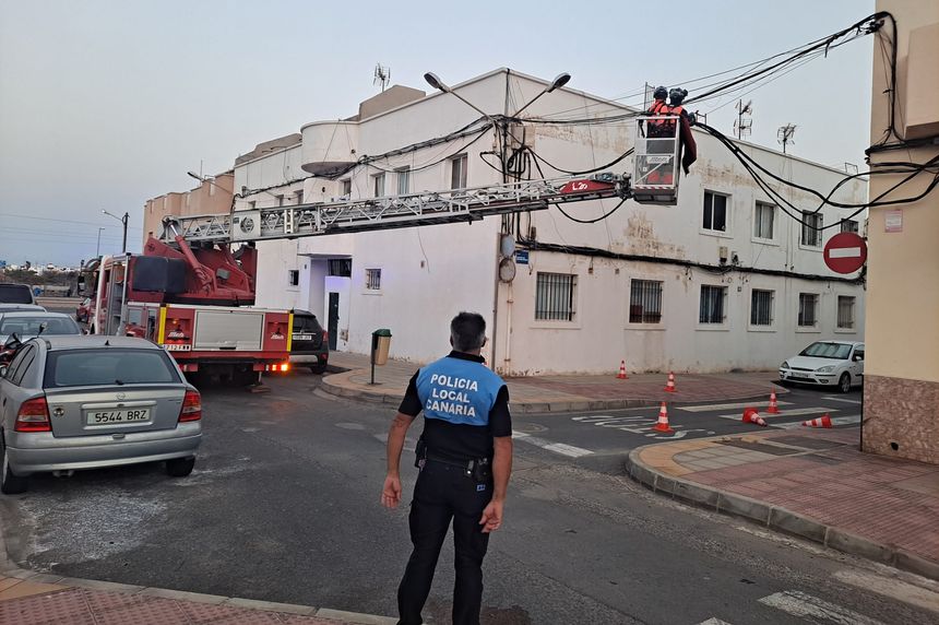 Momento de la actuación de los bomberos