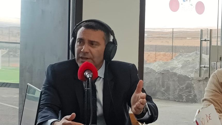 El presidente del Cabildo explicando el tema del territorio.