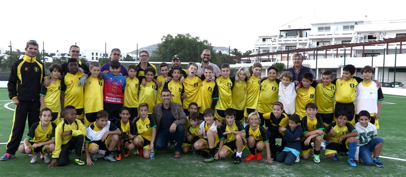 Imagen del día que se inauguró la cancha alternativa de Costa Teguise.