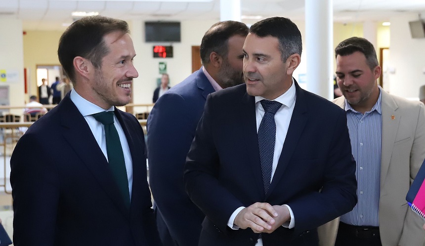 Oswaldo Betancort charlando con Mariano Hernández Zapata a su llegada a la sede del Cabildo lanzaroteño.