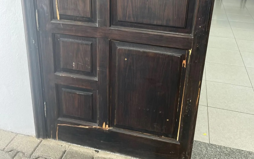 La puerta por la parte delantera tras la reparación de los operarios de Vías y Obras.