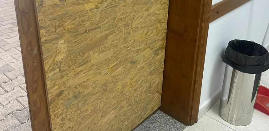 Este es el contrachapado que se colocó por detrás de forma provisional.