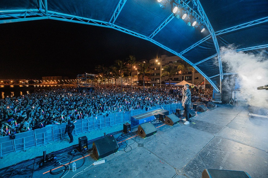 La playa de El Reducto abarrotada de público en la celebración del Arrecife Summer Fest. Actuación de Beret