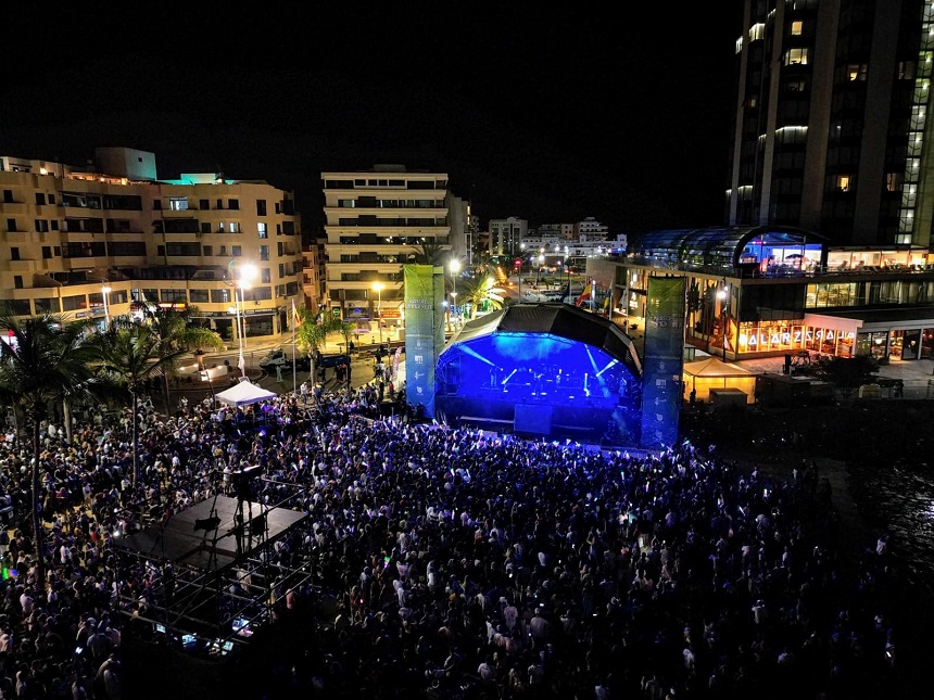 La playa de El Reducto abarrotada de público en la celebración del Arrecife Summer Fest