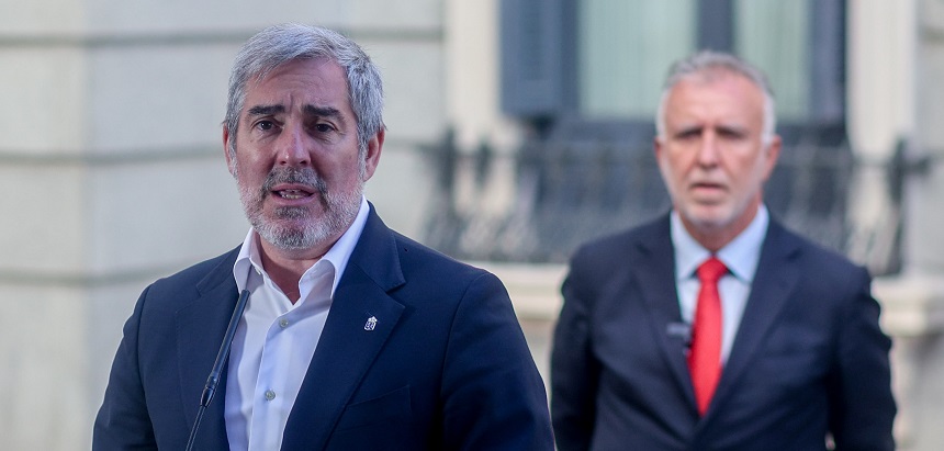 Fernando Clavijo con Ángel Víctor Torres de fondo.