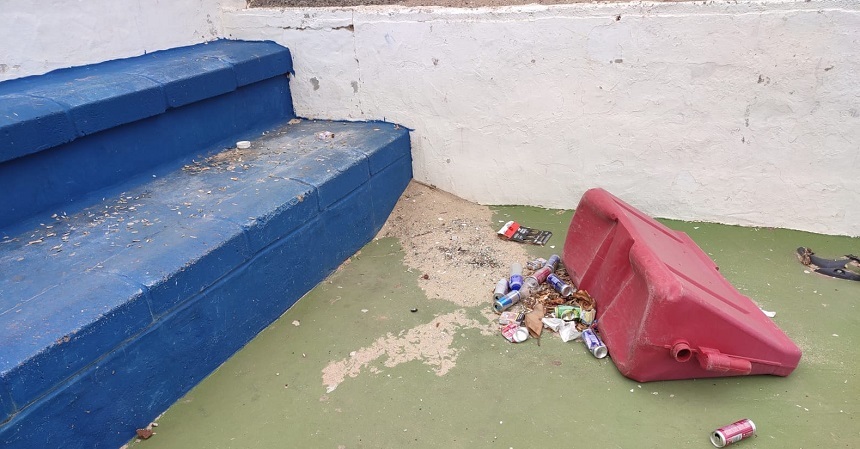 Los populares denuncian la cantidad de suciedad y basura que se acumula.