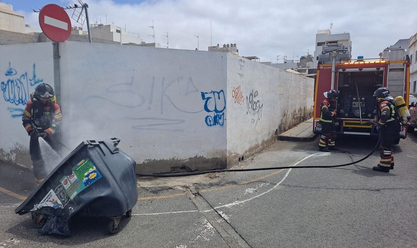 A pesar del esfuerzo de los bomberos, otro contenedor que queda inservible