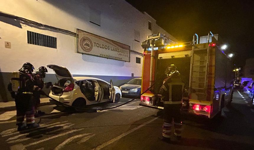 Bomberos desplazados a la calla Mazurca de Arrecife.