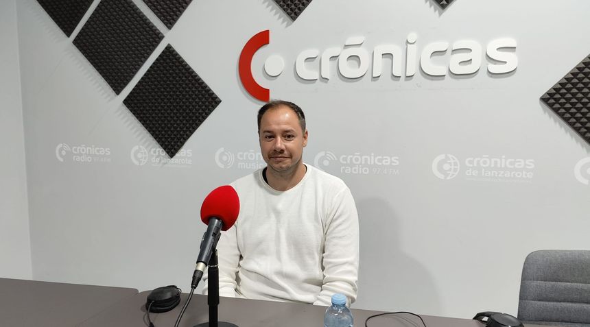 Ginés González antes de comenzar la entrevista en el conocido programa de radio que abre las mañanas en Lanzarote.