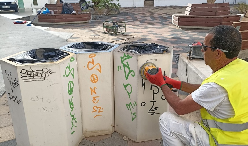 La Concejalía de Obras Públicas de Arrecife destina operarios para recuperar los daños en el mobiliario urbano de Arrecife