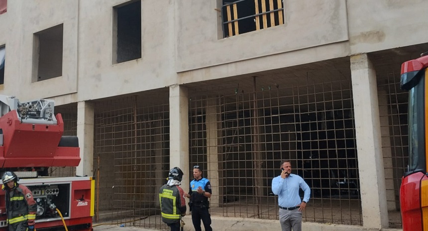 El alcalde de Arrecife, Yonathan de León, en la zona durante la actuación.