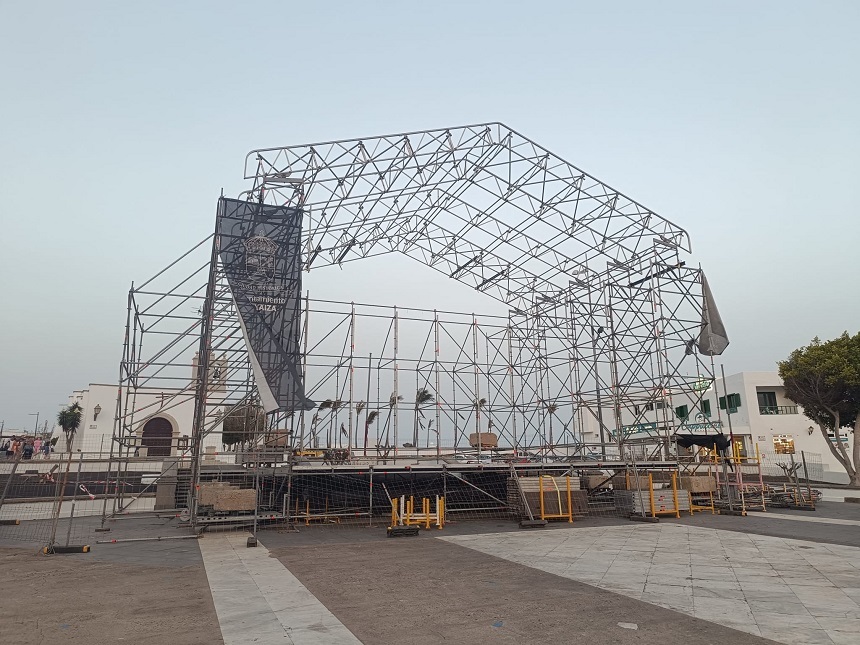 Escenario en medio de la plaza de Playa Blanca este domingo