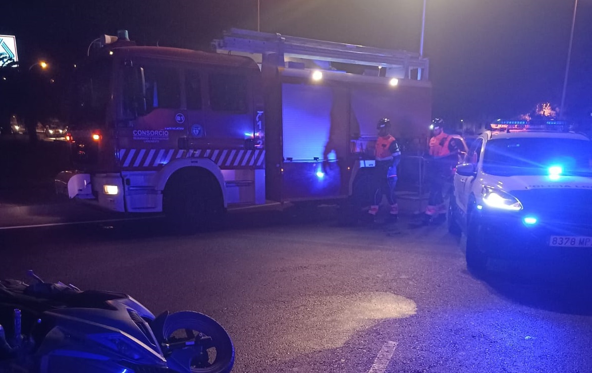 Imagen de los bomberos durante la actuación.