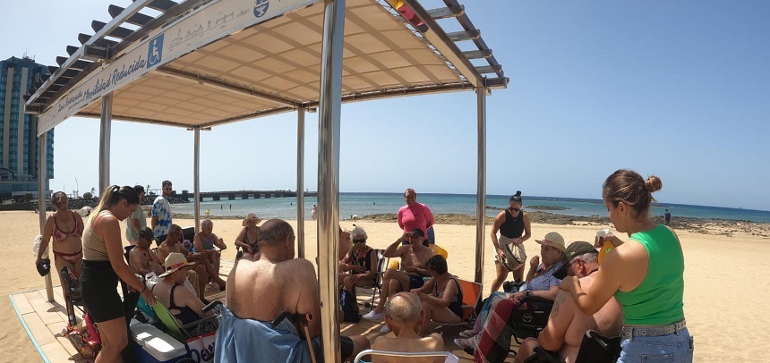 Los mayores de las residencias de Haría y Tías disfrutaron de la playa de El Reducto, en una iniciativa del Ayuntamiento de Arrecife y Pastinaca