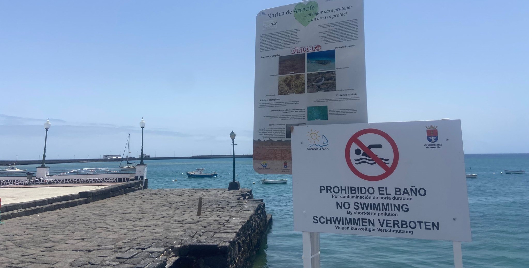 El Ayuntamiento de Arrecife baliza la zona e instala un cartel informativo en varios idiomas.