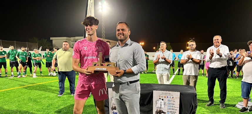 El alcalde de Arrecife en un momento de la entrega de trofeos
