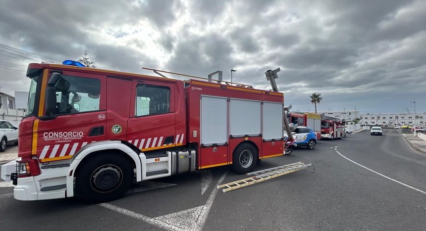 Los bomberos colocaron una escalera para evitar que se lanzara desde el primer piso del domicilio de Puerto del Carmen