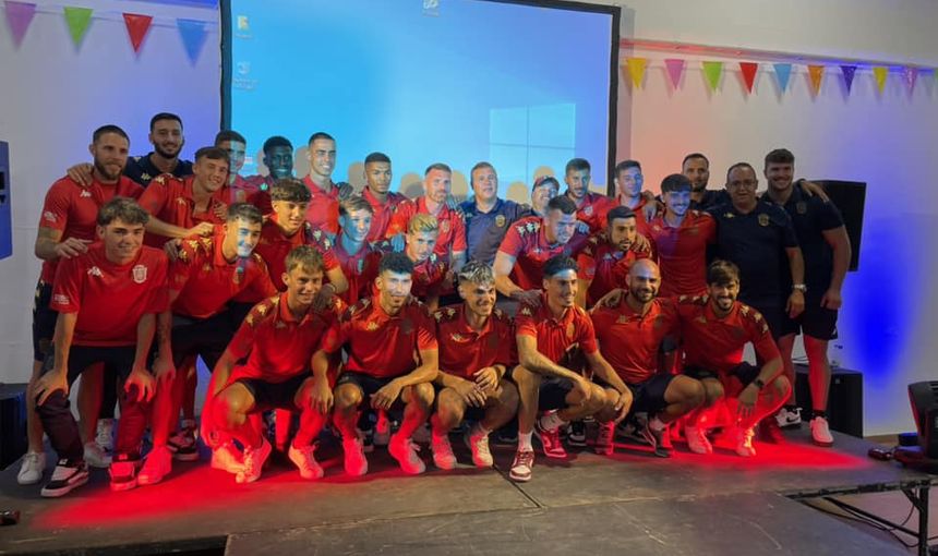 La plantilla y el cuerpo técnico con la ilusión renovada