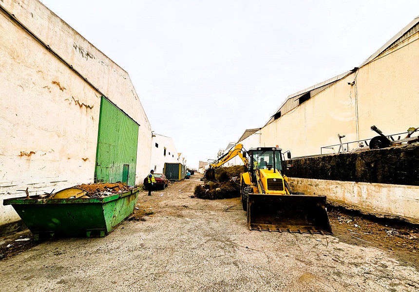 Operarios de la Concejalía de Vías y Obras, y de la Concejalía de Limpieza, y maquinaria del del Ayuntamiento de Arrecife,adecentando el camino en la zona industrial de Los Mármoles 