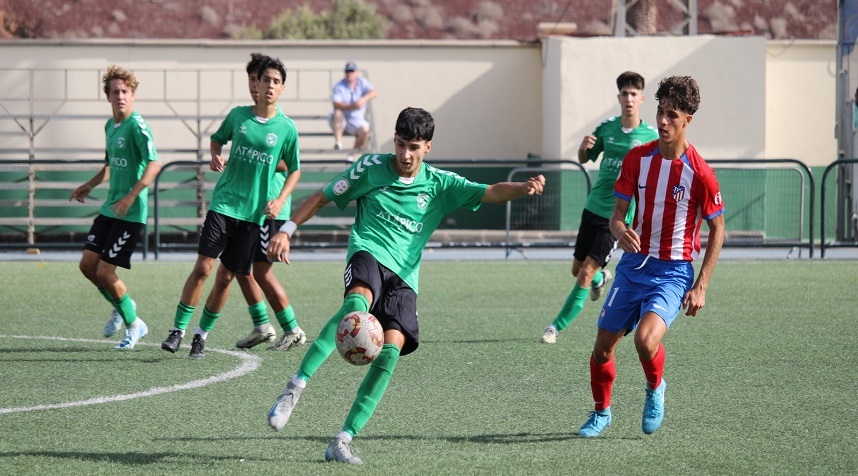 Jugador del Unión Sur Yaiza juvenil despejando el balón.