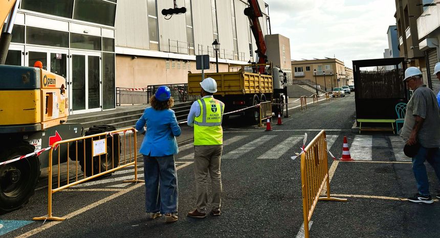 El alcalde de Arrecife y la concejal de Deportes supervisando el estado de las obras.