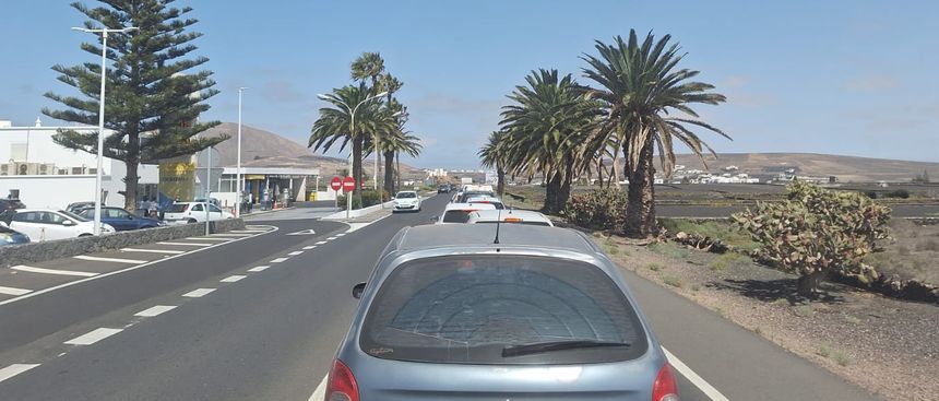 Desde primera hora se fueron formando las habituales colas en la carretera de San Bartolomé a Tinajo