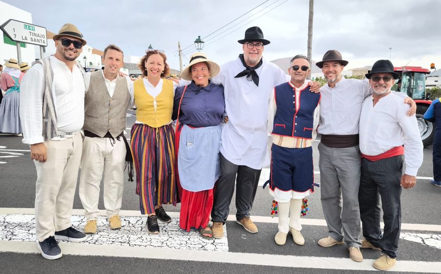 El alcalde de San Bartolomé, con parte de su equipo de gobierno, no se quiso perder la celebración