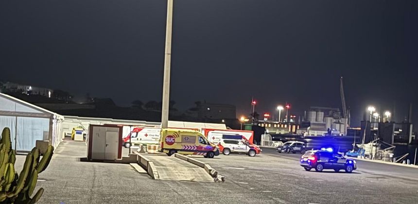 Imagen de este miércoles de madrugada con todo el operativo preparado para la llegada de los inmigrantes.