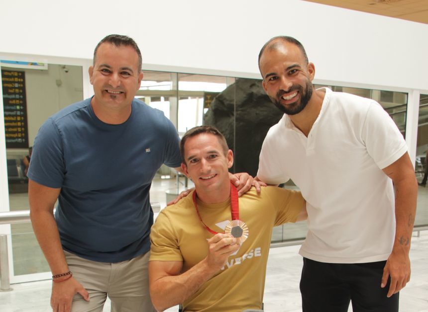 Ángel Lago y Daniel Medina con el medallista.